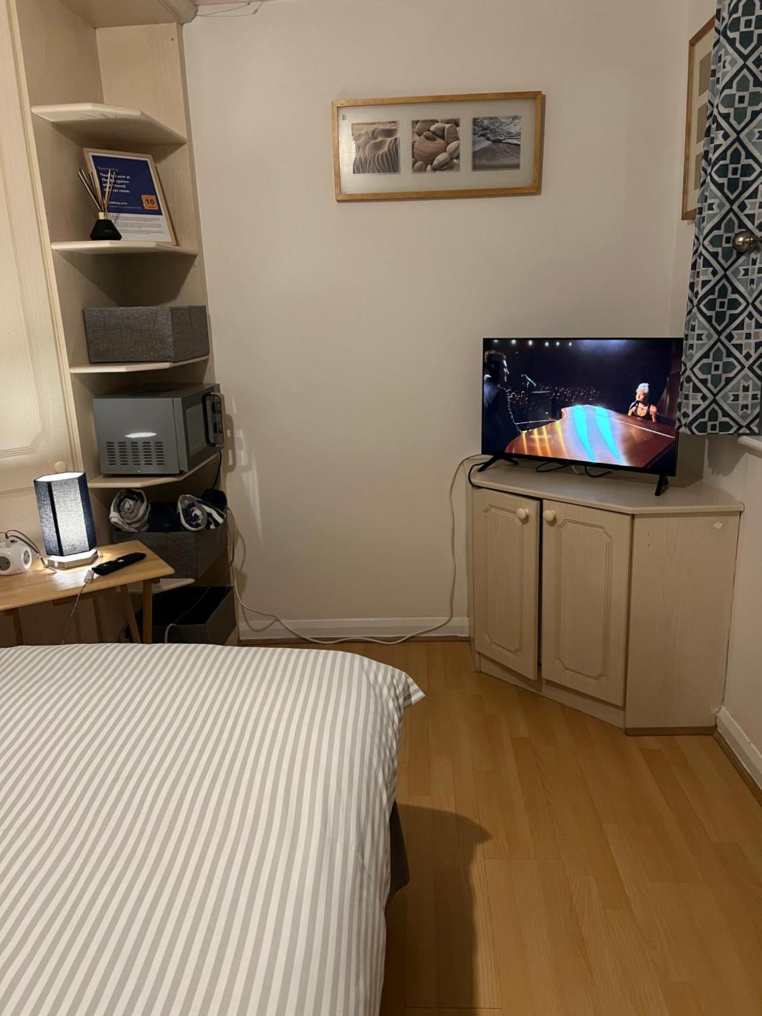 Double Room At The Bungalow With Shared Shower Room Kettering Ngoại thất bức ảnh